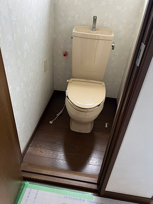 トイレ2F交換・段差解消前h